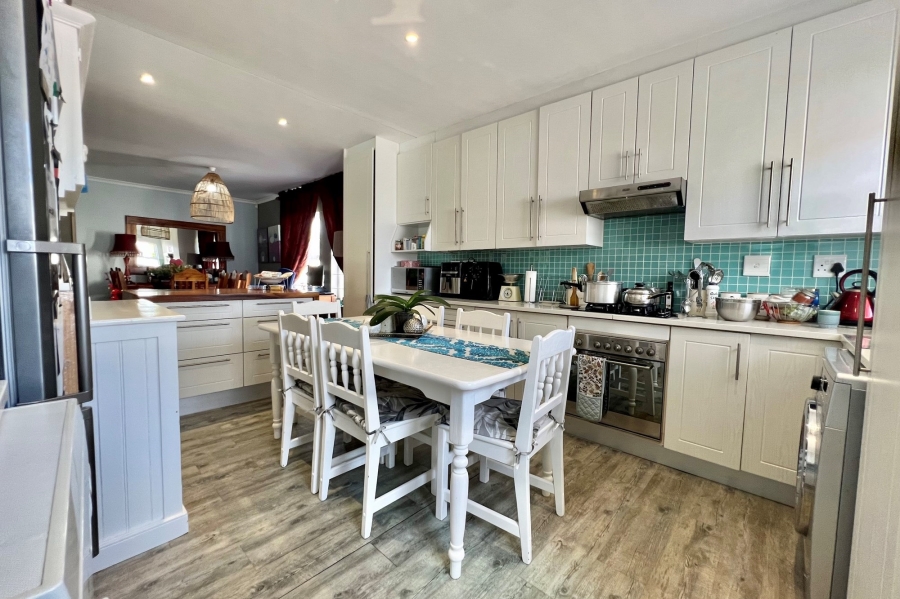 To Let 4 Bedroom Property for Rent in Sunningdale Western Cape